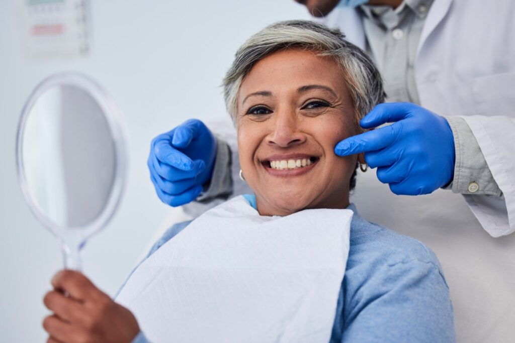 mujer sonrie en el dentista